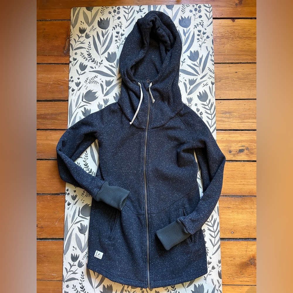 Deso Wanderer Women's Black Hoodie zip up Jacket.